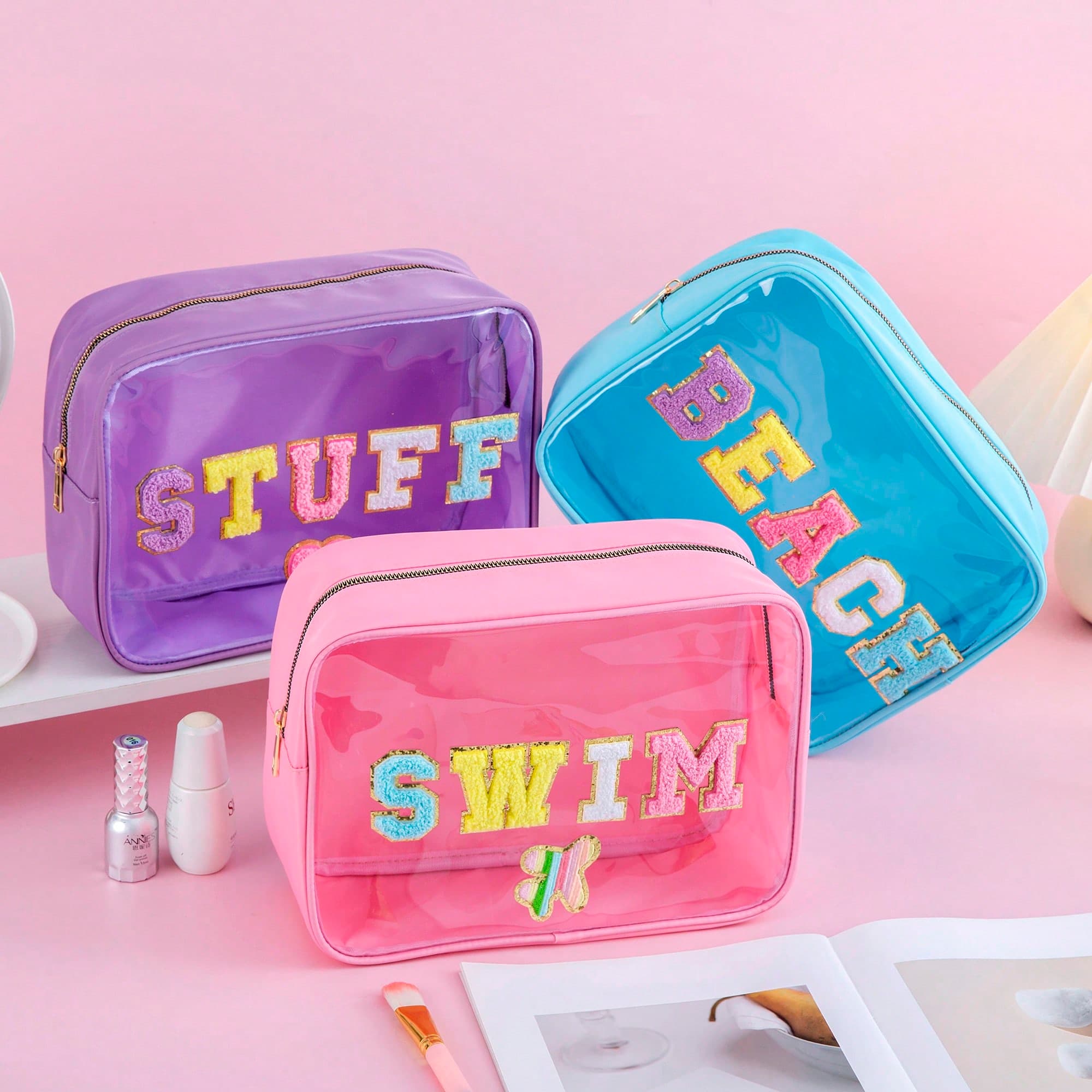 1 grand sac étanche pour maquillage et produits de toilette avec lettres en chenille préppy et patchs en PVC transparent, grande capacité pour les